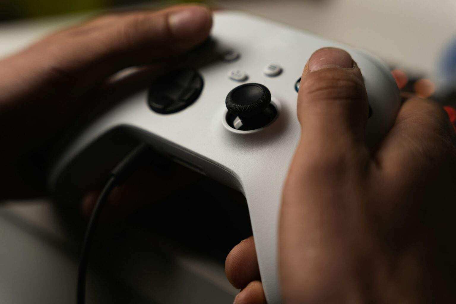 Gears of War 6 : une annonce imminente de Xbox ? Closeup shot of a white XBOX controller in hands