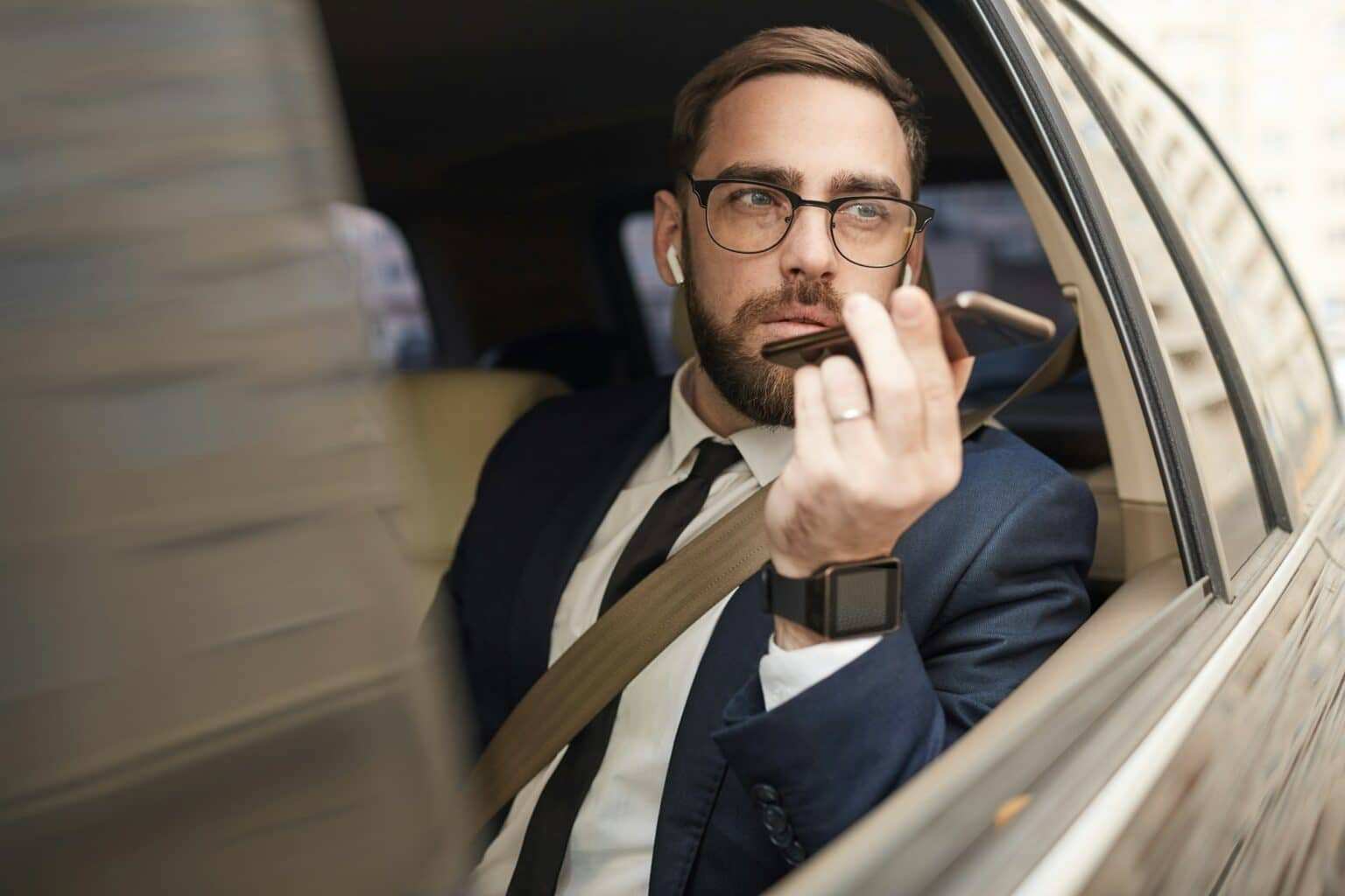 Enregistrer des appels sur son smartphone Android ou iPhone Man recording audio message on the phone