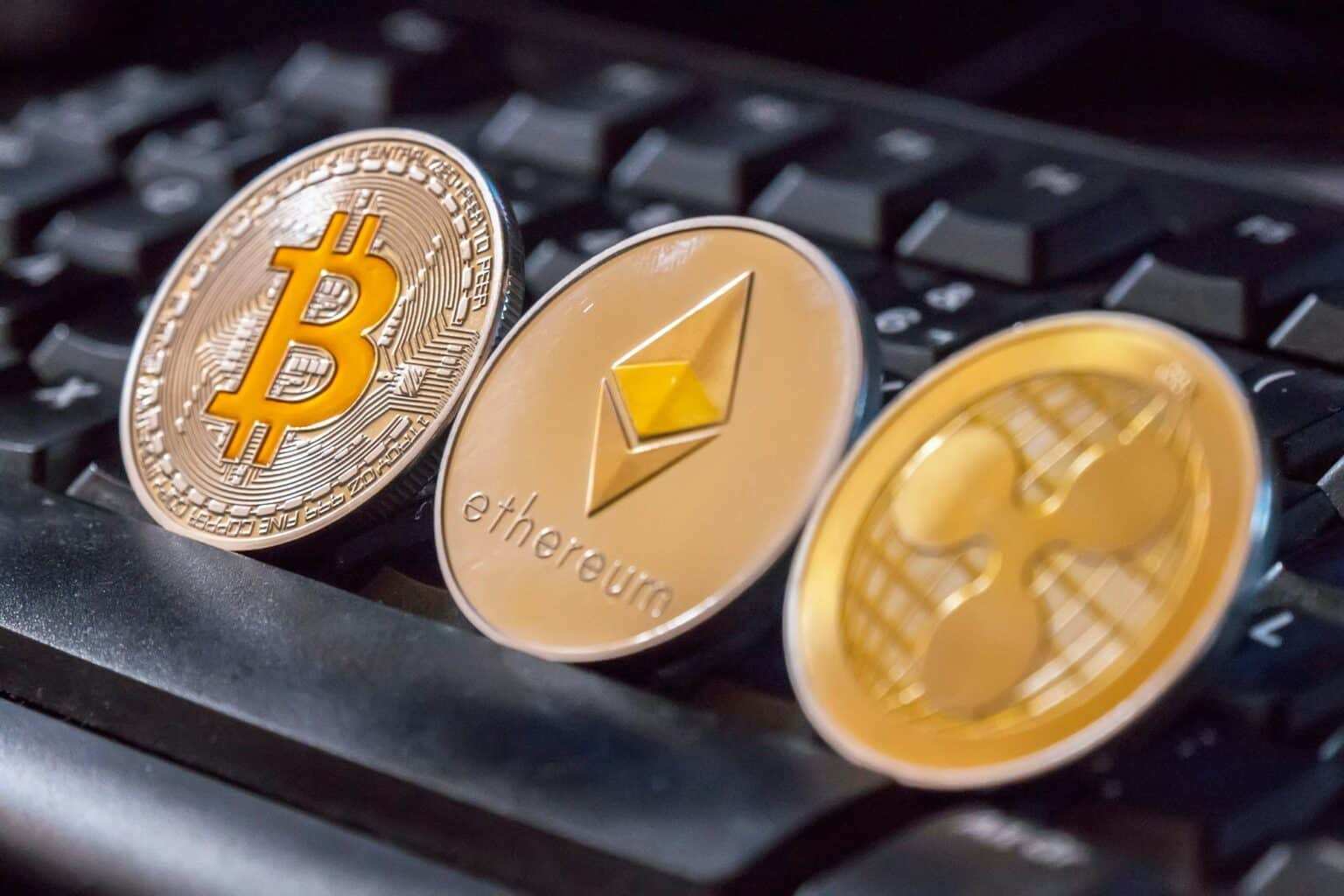 Avis Binance : l’exchange mérite-t-il son statut de leader ? Closeup of crypto coins on a black keyboard - concept of money and finance