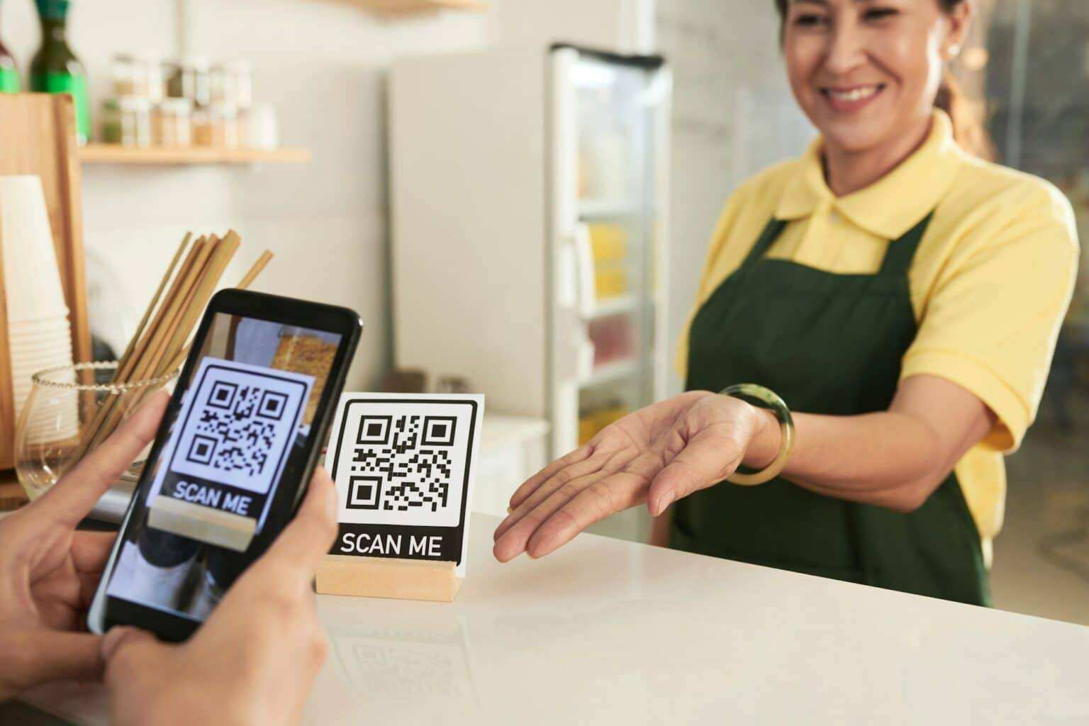 Comment simplifier la collecte d’avis Google avec un QR code ? Customer Scanning QR Code