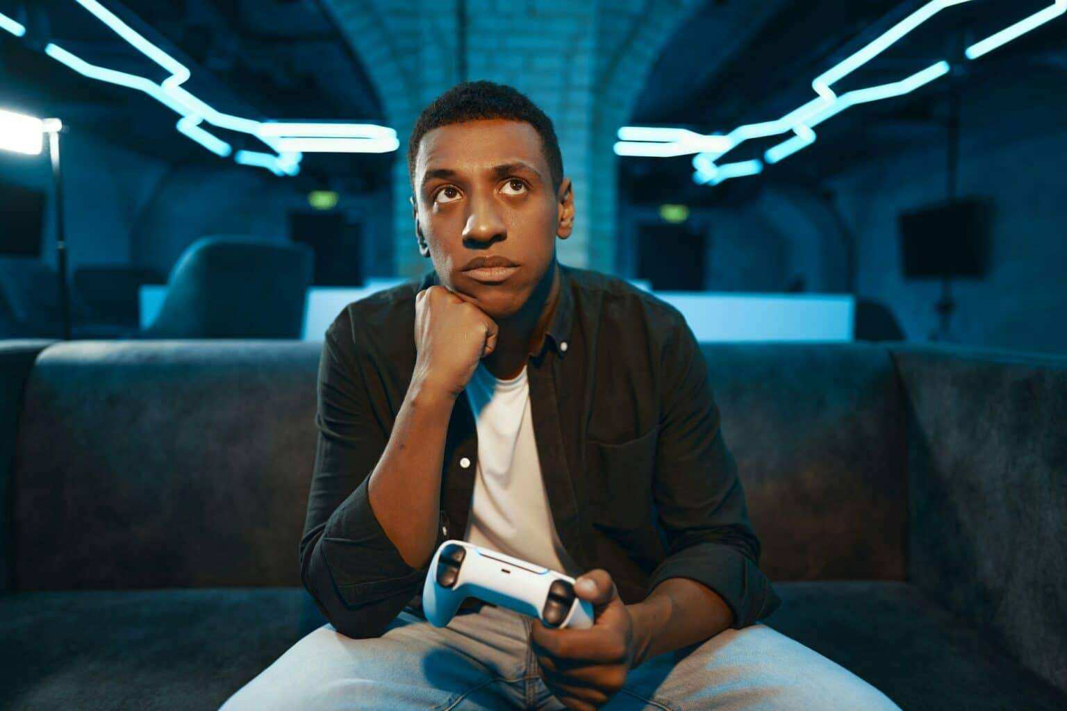 The player is waiting for the game to start on the console. Pause in the game.