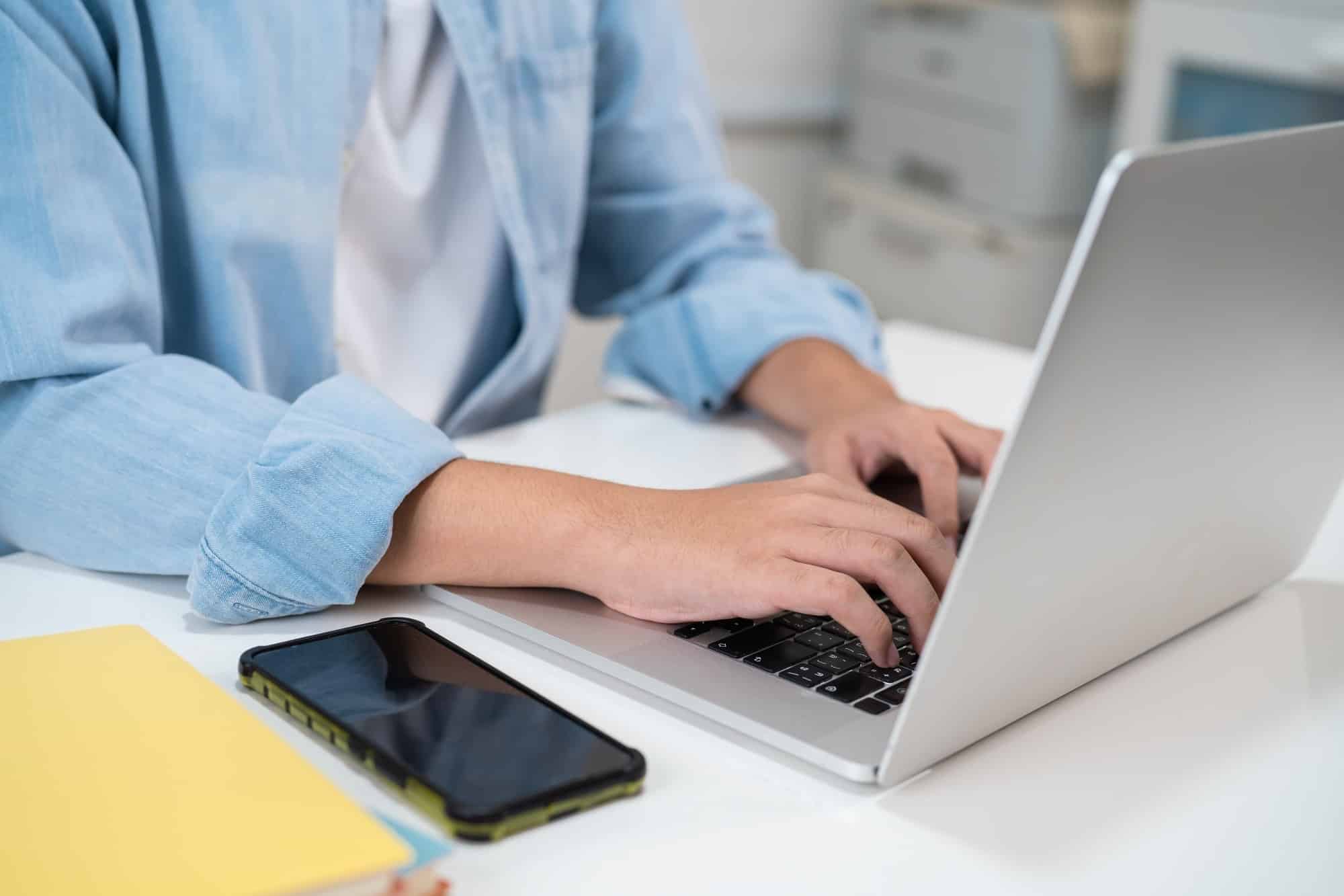 Teenage use laptop and mobile phone search data online to online learning university education.