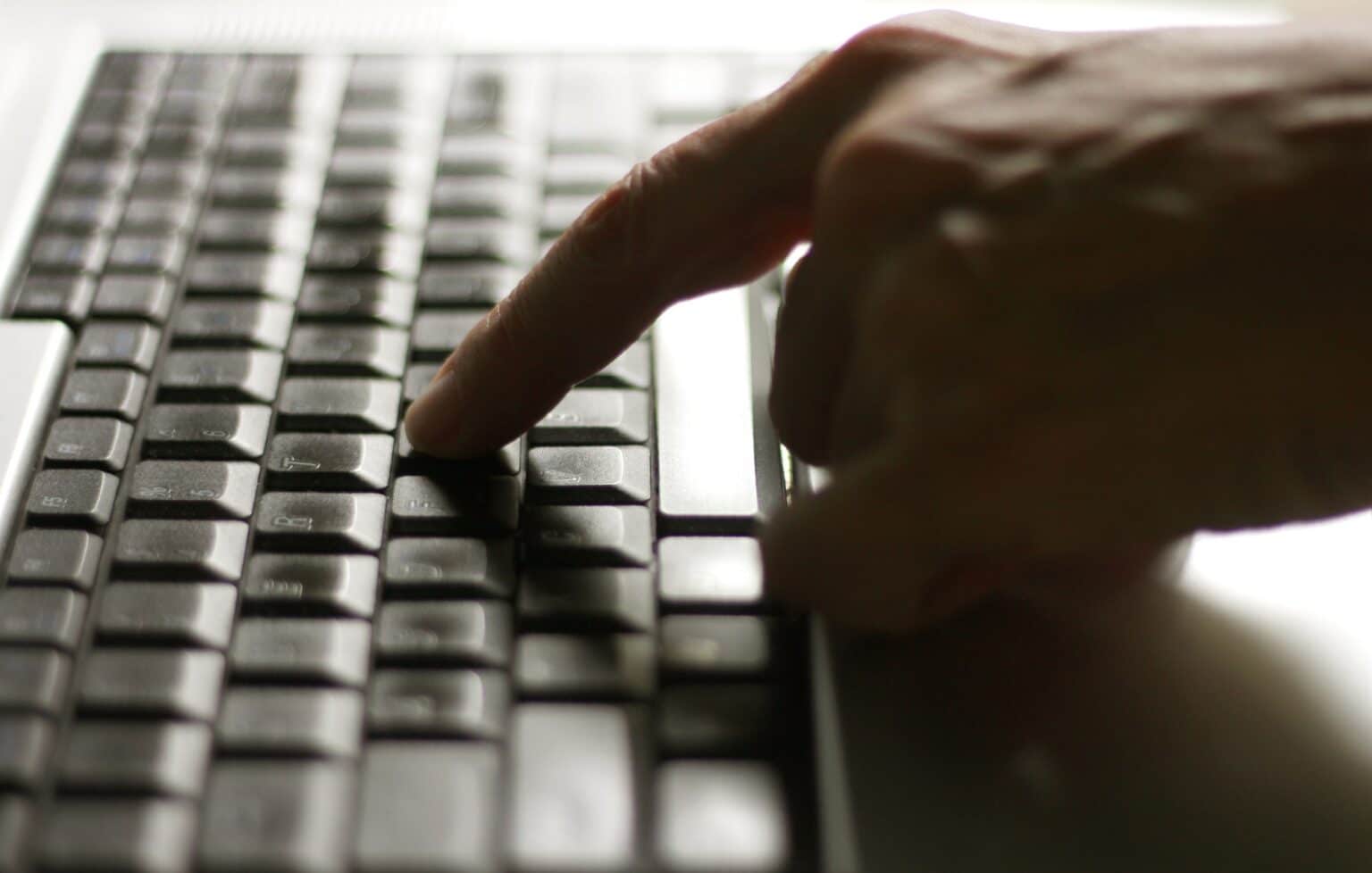 Comment faire le signe arobase (@) au clavier : les méthodes Using laptop, hands typing on the laptop keyboard