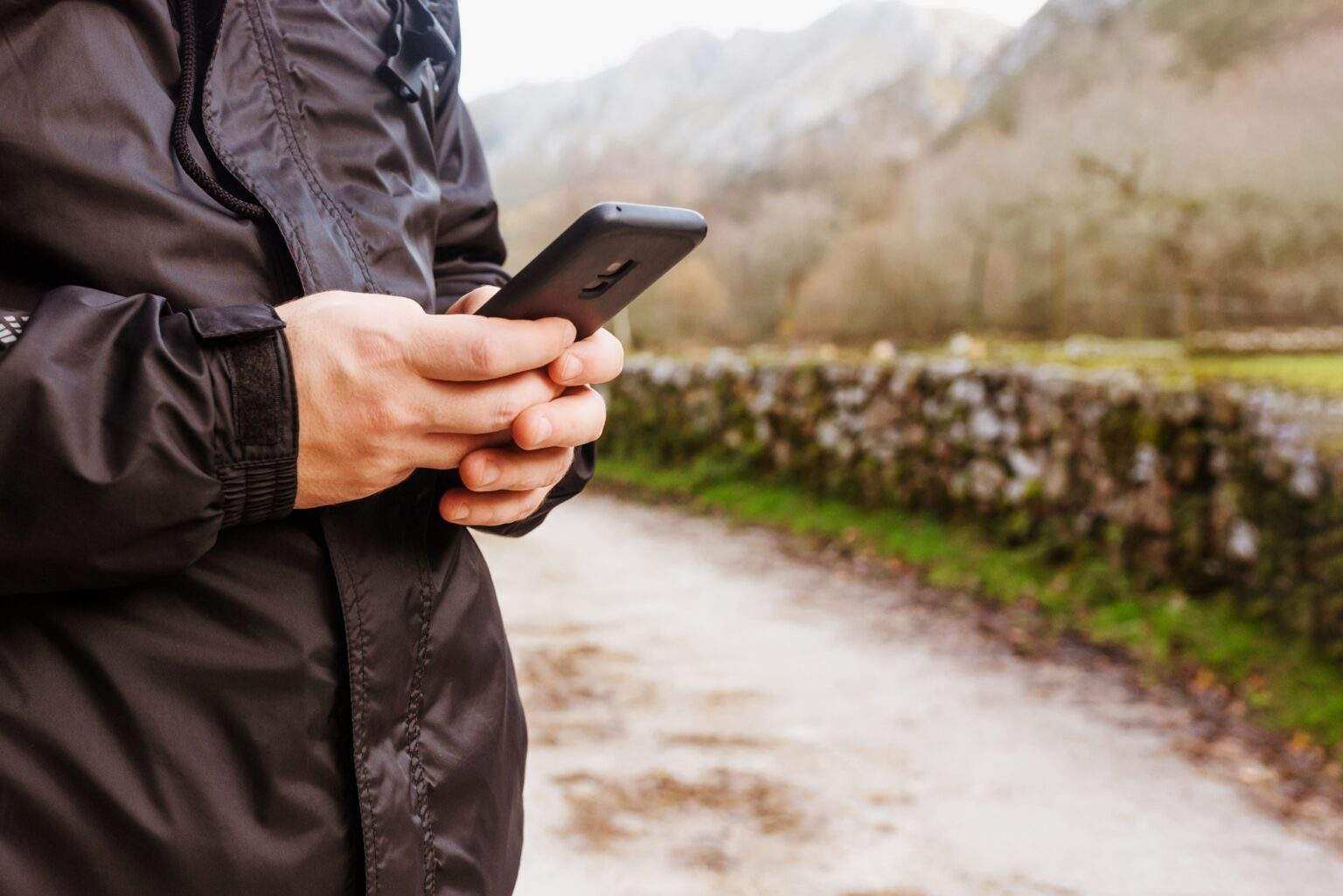 Google Find My Device : Une révolution dans la localisation de vos appareils Person consulting maps by gps