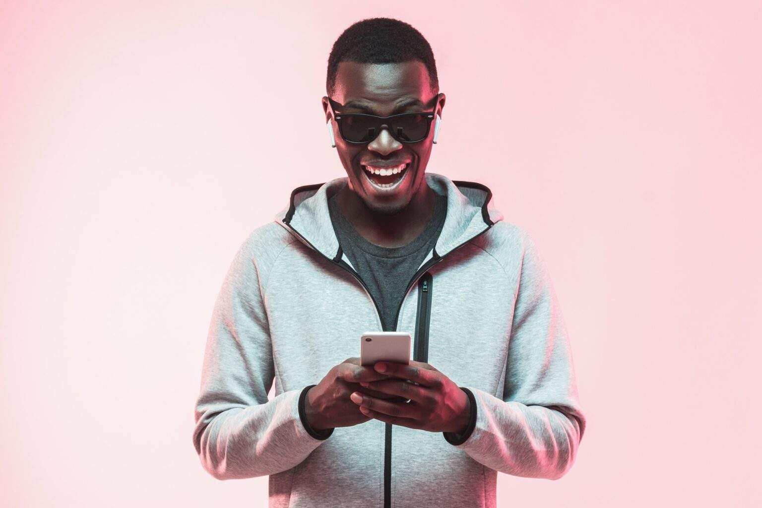 Les prédictions les plus dingues des Simpson révélées Young african american man looking at his phone with surprise expression and mouth wide open