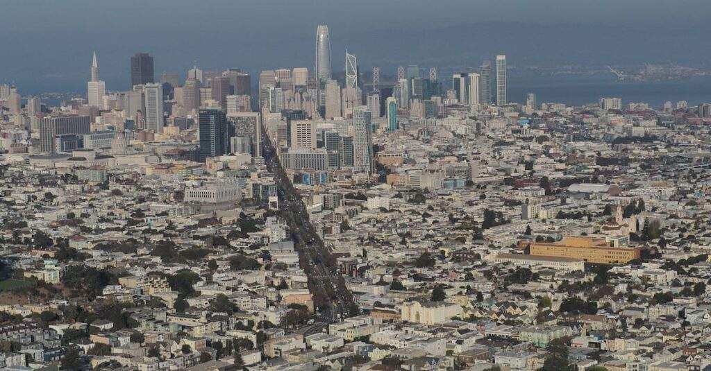 découverte du cadre COBIT : un outil essentiel pour la gouvernance des systèmes d’information découvrez cobit, le cadre de gestion des ti qui optimise la gouvernance et la gestion des technologies de l'information. apprenez comment cobit aide les entreprises à aligner leurs objectifs stratégiques sur leur infrastructure technologique, tout en garantissant la conformité et la gestion des risques.