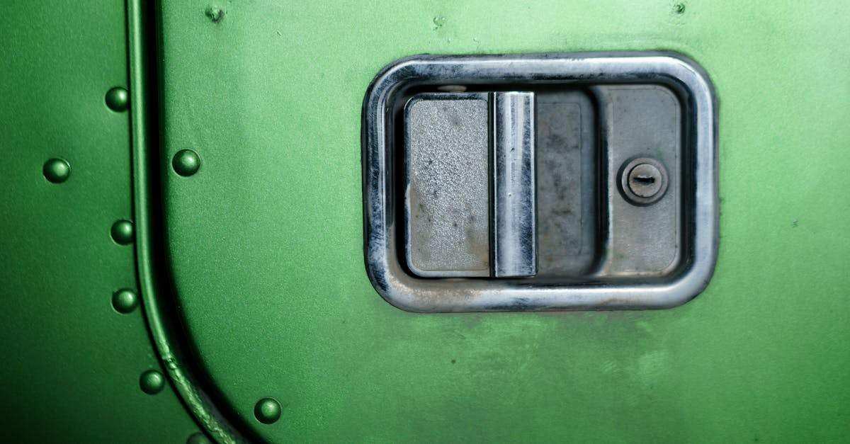 découvrez le module de sécurité matériel (hsm), une solution essentielle pour protéger vos données sensibles et garantir l'intégrité des transactions. apprenez comment un hsm renforce votre sécurité informatique en offrant un stockage sécurisé des clés cryptographiques et une protection contre les menaces numériques.