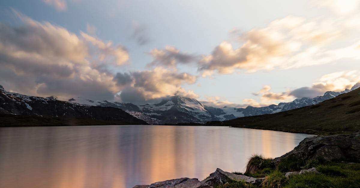 découvrez les différences clés entre les modèles tcp/ip et osi, deux fondations essentielles des réseaux informatiques. comprenez leur architecture, leurs protocoles et leur rôle dans la communication en ligne pour faire le meilleur choix pour vos projets.