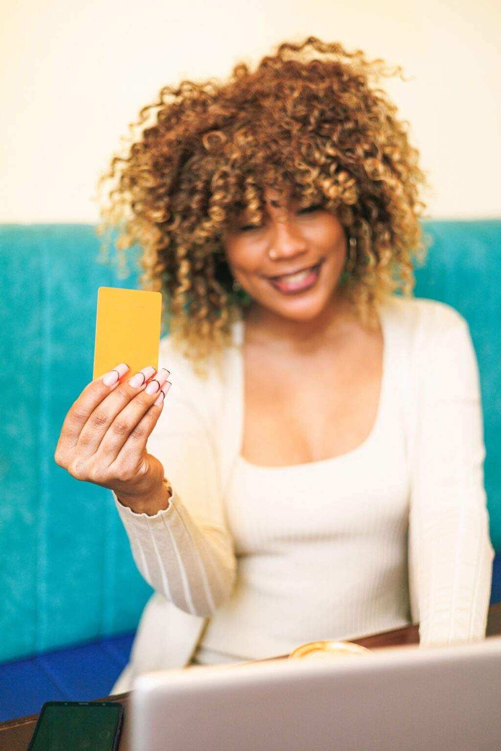 Découverte de l’UEBA : Comprendre l’analyse comportementale des utilisateurs Multitasking Like a Pro: How a Dominican Woman Shops Online While Sipping Her Coffee in a Cafe