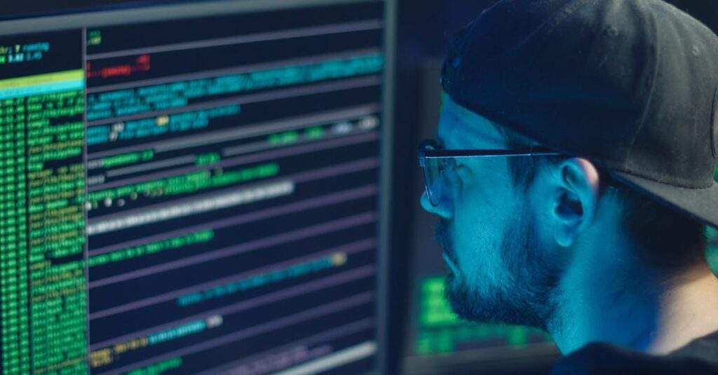 découvrez ce qu'est une attaque smurf, une technique de cyberattaque ddos utilisant l'amplification icmp pour saturer un réseau cible. apprenez comment elle fonctionne et comment s'en protéger.