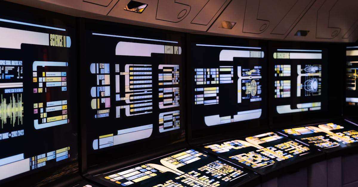 découvrez ce que sont les systèmes cyber-physiques, comment ils intègrent le numérique et le monde physique pour optimiser les processus industriels, la santé, les transports et bien plus encore.
