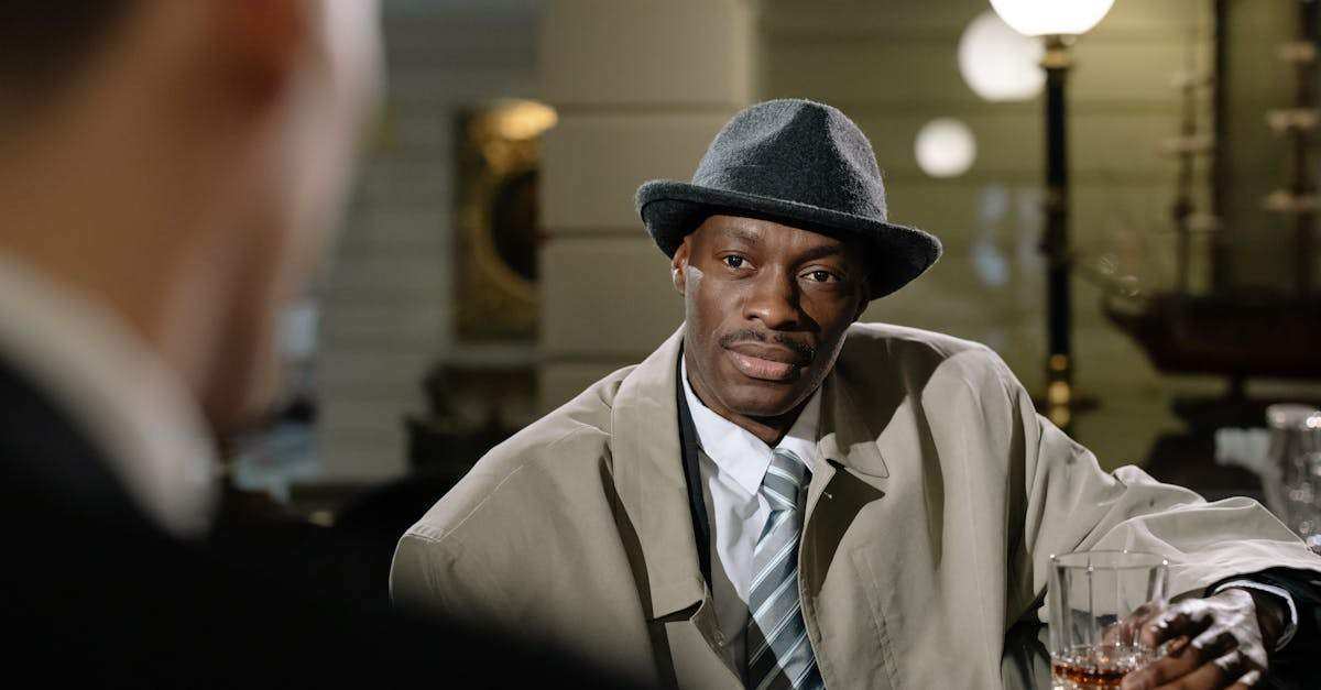 découvrez tout sur la menace interne : définition, exemples et conseils pour protéger votre entreprise contre les risques liés aux employés ou partenaires malveillants.