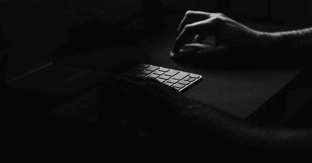 découvrez ce qu'est le shadow it, ses risques pour la sécurité informatique de votre entreprise, et comment le gérer efficacement pour protéger vos données sensibles.