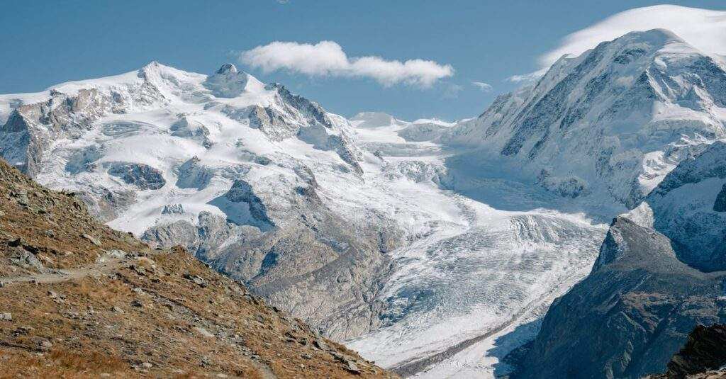 découvrez ce qu'est le cloud hybride, ses avantages pour les entreprises, et comment combiner cloud privé et public pour optimiser performance, sécurité et flexibilité informatique.