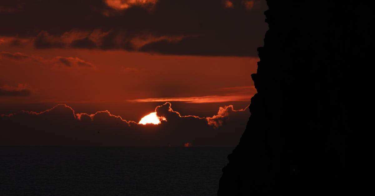 découvrez le cloud hybride : une solution informatique qui combine la flexibilité du cloud public et la sécurité du cloud privé pour optimiser la gestion, le stockage et la sécurité de vos données d'entreprise.